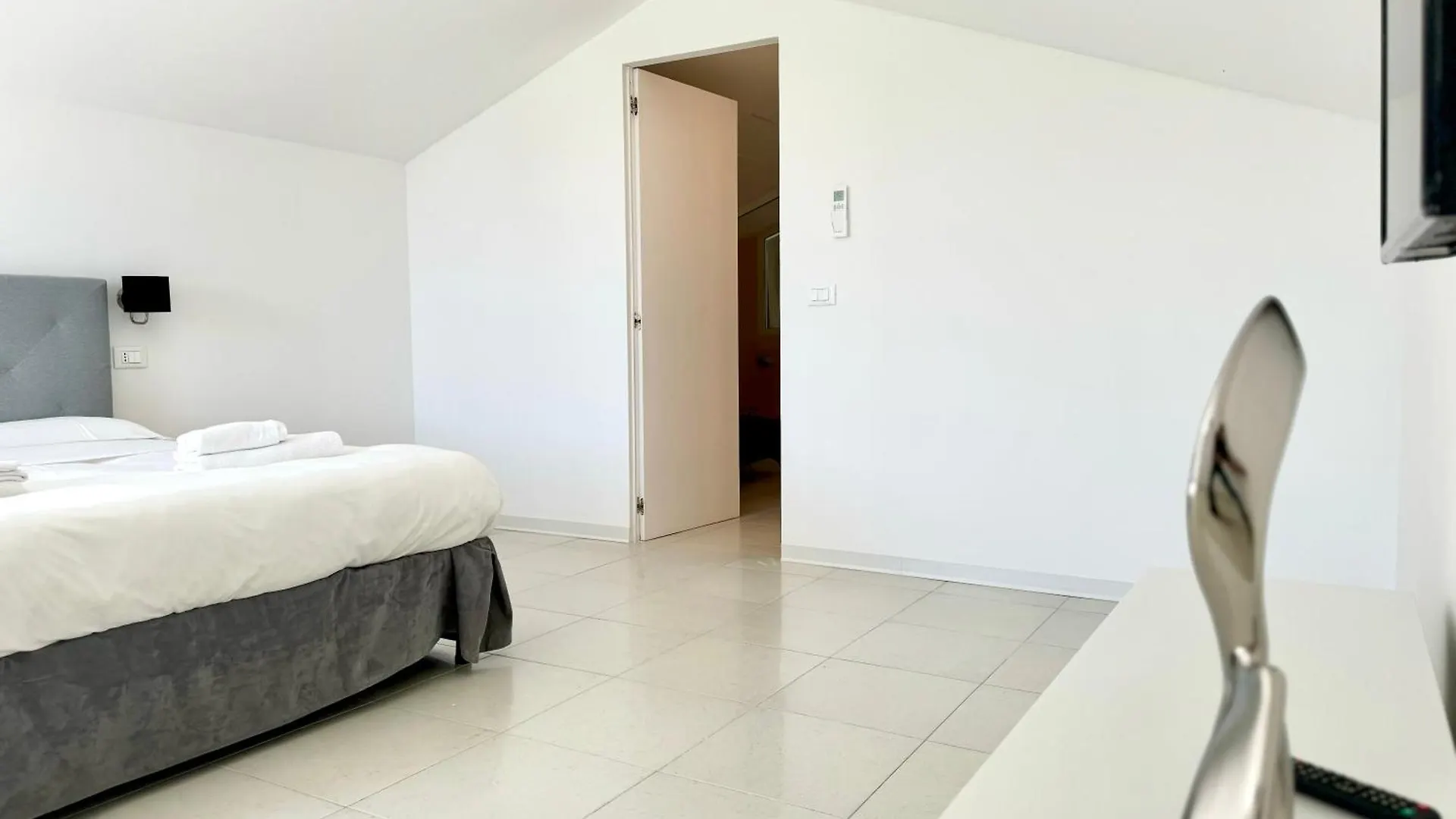 Le Village Sarzana 0*,